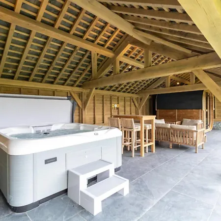 Moss Ghyll, Hot Tub, Sauna & Cinema * Windermere